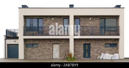 Vordere Wand einer Massenproduktion standard low cost unvollendete Gebäude mit Balkonen für junge Familien isoliert auf weißem Stockfoto