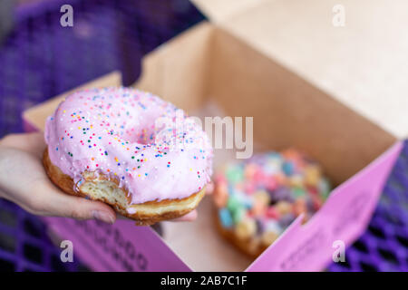 Portland, Oregon - Nov 16, 2019: Bunte berühmten Voodoo Donut in der Innenstadt von Portland, ODER Stockfoto