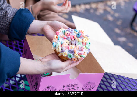 Portland, Oregon - Nov 16, 2019: Bunte berühmten Voodoo Donut in der Innenstadt von Portland, ODER Stockfoto