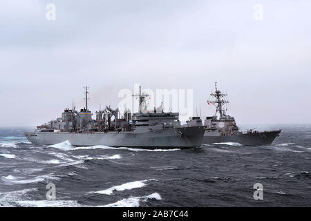 In den Gewässern WESTLICH VON DER KOREANISCHEN HALBINSEL (20. März 2013) Die Military Sealift Command schnell Combat support ship USNS Rainier (T-AOE-7), Links, führt eine Auffüllung auf See mit der Arleigh-Burke-Klasse geführte Anti-raketen-Zerstörer USS John S. McCain (DDG56). Stockfoto