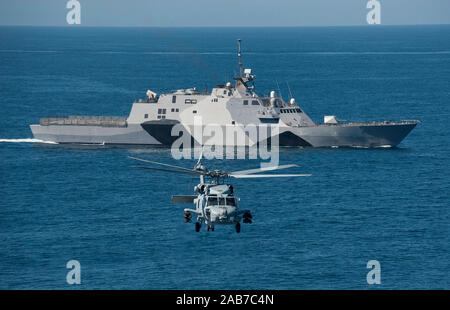 Pazifik (Feb. 22, 2013) Einem MH-60R Seahawk zu Hubschrauber Maritime Strike Squadron (HSM) 73 zugeordnet fliegt vor dem Littoral Combat Ship USS Freiheit (LCS 1). Dies ist die erste Flotte MH-60R mit einem Rechten erweiterte Pylon (Rhep) und ein volles Kompliment von acht AGM-114 Hellfire Captive Air Training Raketen als es verbindet Freiheit für Meer Studien vor der Küste von Südkalifornien zu betreiben. Stockfoto