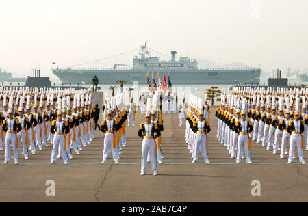 JINHAE, Republik Korea (Feb. 22, 2013) Midshipmen in der Republik Korea (ROK) Naval Academy stand in der Ausbildung in Parade Rest mit ROK Marine Schiffe und u-Boote hinter ihnen Minuten vor Beginn ihrer Abschlussfeier. Stockfoto