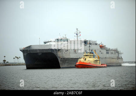 MAYPORT, Fla (Feb. 14, 2013) Die Military Sealift Command joint high-speed Schiff USNS Speerspitze (JHSV-1) zieht in Naval Station Mayport von Hinten geprüft werden. Adm. Sinclair M. Harris, dem Kommandeur der US-Flotte. Speerspitze ist die erste von neun Marine gemeinsame High-Speed-Schiffe und ist für die schnelle Intra-theater Transport von Truppen und militärischer Ausrüstung. Stockfoto