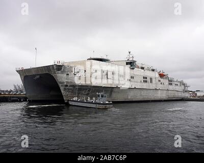 VIRGINIA BEACH, Virginia (Feb. 16, 2013) Die militärische Sealift Command joint high-speed Schiff USNS Speerspitze (JHSV-1) zieht in gemeinsamen Expeditionary Base wenig Creek-Fort Geschichte. Speerspitze ist die erste von neun Marine gemeinsame High-Speed-Schiffe und ist für die schnelle Intra-theater Transport von Truppen und militärischer Ausrüstung Stockfoto