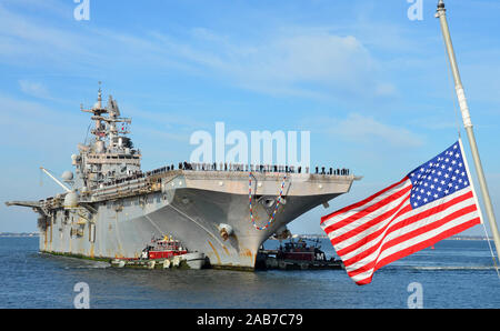 NORFOLK (31. 20, 2012) Die Amphibious Assault ship USS Iwo Jima (LHD7) kehrt in Naval Station Norfolk nach einer neun-Monats-Bereitstellung in der 5. und 6. US-Flotte Verantwortungsbereiche. Die homecoming markiert das Ende der (IWOARG) Bereitstellung der Iwo Jima amphibischen bereit, Gruppe, wo die Schiffe unterstützt die Operation Enduring Freedom, Übungen afrikanischer Löwe, eifrig, Lion und Internationale Mine Countermeasure Übung 2012, durchgeführt und Maritime Security Operations (MSO) und Theater Sicherheit Bemühungen um Zusammenarbeit im Mittelmeerraum und im Arabischen Meer. Stockfoto