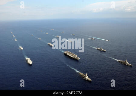 EAST CHINA SEA (Nov. 16, 2012) 24 sechs Schiffe der U.S. Navy und der Japanischen maritimen Verteidigung-kraft, einschließlich der Schiffe, die von der George Washington Carrier Strike Group, Transit gemeinsam zum Abschluss der Übung scharfes Schwert 2013. Scharfes Schwert 2013 ist ein halbjährlicher Ausübung gehalten, damit die Vereinigten Staaten und Japan in Abstimmung verfahren zu trainieren und Interoperabilität wirksam zu verteidigen oder zu einer Krise in Japan und der asiatisch-pazifischen Region reagieren zu erhöhen. Stockfoto