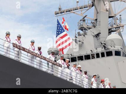 PEARL HARBOR (Nov. 21, 2012) Matrosen an Bord der geführte Anti-raketen-Zerstörer USS Michael Murphy (DDG112) man die schienen, als sich das Schiff an seinem Heimathafen der Joint Base Pearl Harbor-Hickam zum ersten Mal ankommt. Die neuen Zerstörer ehrt den späten Lt (Siegel) Michael S. Murphy, ein New York Eingeborener, wurde posthum die Ehrenmedaille für seine Taten im Kampf als Führer einer 4-Mann Team Aufklärung in Afghanistan ausgezeichnet. Murphy war die erste Person, die die Medaille für Aktionen in Afghanistan zu vergeben sind, und das erste Mitglied der US Navy die Auszeichnung seit dem Vietnamkrieg erhalten. Stockfoto