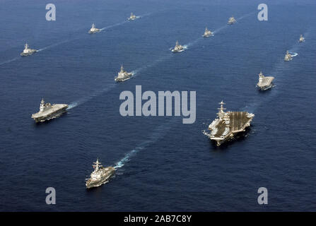 EAST CHINA SEA (Nov. 16, 2012) 24 sechs Schiffe der U.S. Navy und der Japanischen maritimen Verteidigung-kraft sind zusammen unterwegs nach Abschluss der Übung scharfes Schwert 2013. Scharfes Schwert 2013 ist ein halbjährlicher Ausübung gehalten, damit die USA und Japan in Abstimmung verfahren zu trainieren und Interoperabilität wirksam zu verteidigen oder zu einer Krise in Japan und der asiatisch-pazifischen Region reagieren zu erhöhen. Stockfoto