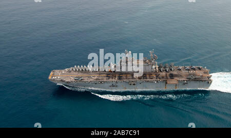 (Okt. 2010) 20, 2012) Matrosen und Marines an Bord der Amphibisches Schiff USS Peleliu LHA (5) buchstabieren, SHELLBACK-12, während in der Ausbildung zu Ehren derer, die dem Äquator zum ersten Mal durchquert. Peleliu ist das Flaggschiff der Peleliu Amphibious Ready Gruppe auf Bereitstellung mit den amphibious Transport dock Schiff USS Green Bay LPD (20) und den Amphibischen dock Landung Schiff USS Rushmore (LSD 47), mit dem 15 Marine Expeditionary Unit begann während der drei Schiffe. Stockfoto