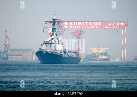 YOKOSUKA, Japan (26. Juli 2012) Die geführte Anti-raketen-Zerstörer USS McCampbell (DDG85) kommt beim Commander Flotte Aktivitäten Yokosuka nach einer Patrouille in den USA 7 Flotte Bereich der Operationen. Stockfoto