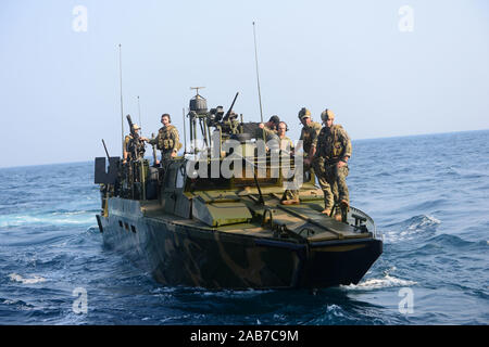 (Okt. 2010) 26, 2012) Matrosen zu Riverine Squadron (RIVRON) 2 Verhalten patrol Operationen im Arabischen Meer zugewiesen. RIVRON-2 ist mit Commander, Task Group (CTG) 56.7, die Maritime Security Operations und Theater Sicherheit Zusammenarbeit in den USA 5 Flotte Verantwortungsbereich bietet eingesetzt. Stockfoto