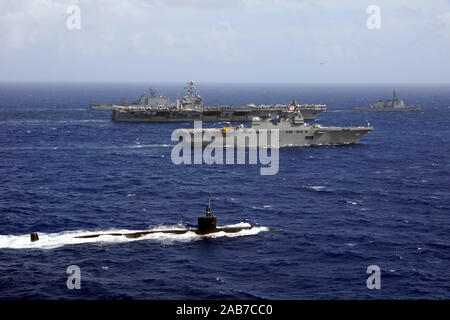 (Nov. 4, 2011) U.S. Navy und Japan Maritime Verteidigung-kraft Schiffe sind in der Ausbildung läuft während der jährlichen Übung (ANNUALEX) 2011 ein bilaterales Feld - Übung, die von der Japan Verteidigung-kraft gefördert. Stockfoto