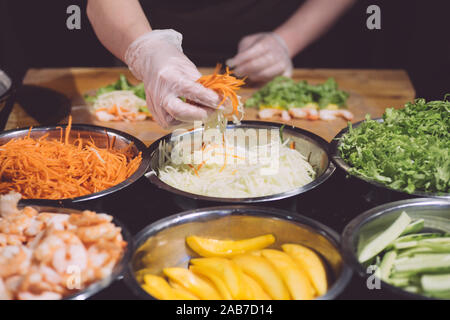 Vietnamesische Street Food auf dem Markt in Vietnam. Frühlingsrolle Kochen. Asiatische Küche kochen. Stockfoto