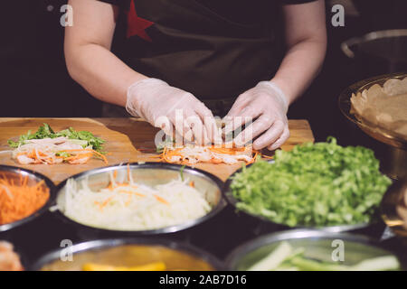 Vietnamesische Street Food auf dem Markt in Vietnam. Frühlingsrolle Kochen. Asiatische Küche kochen. Stockfoto