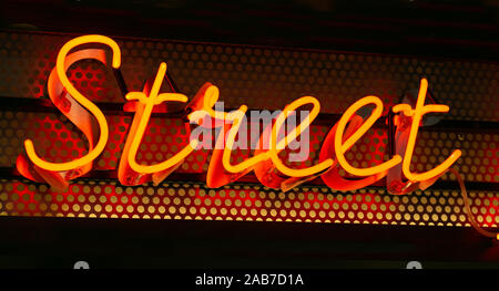 Neon Beschriftung Straße in Rot auf eine dunkle Wand. Neon Text an der Wand. Interior Design. Stockfoto