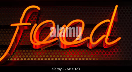 Neon Beschriftung Essen in Rot auf eine dunkle Wand. Neon Text an der Wand. Interior Design. Stockfoto