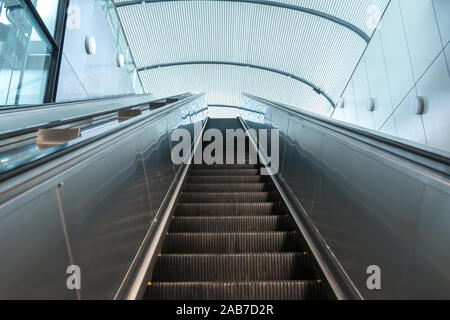 Rolltreppe in der Mall, Einkaufszentrum. Nach oben Treppe. elektrischer Rolltreppe. Stockfoto