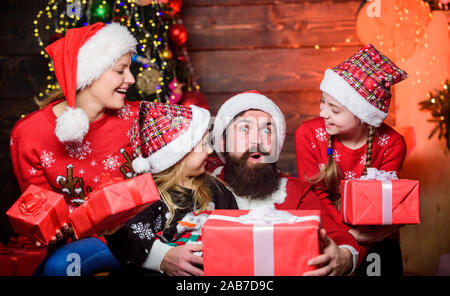 Alle eingehüllt in glücklich. Vater und Tochter nicht auf Weihnachten. Mutter und Kinder mit Weihnachten Geschenke. Happy Family feiern Silvester und Weihnachten. Neues Jahr Partei. Frohe Weihnachten. Frohes neues Jahr. Stockfoto