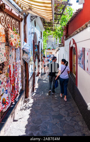 Positano, Italien - 05 September, 2019: Tolle mittelalterliche Positano Stadtbild auf felsigen Landschaft, Menschen und Touristen zu Fuß durch die gemütlichen Straßen voller Stockfoto