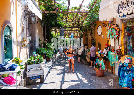 Positano, Italien - 05 September, 2019: Tolle mittelalterliche Positano Stadtbild auf felsigen Landschaft, Menschen und Touristen zu Fuß durch die gemütlichen Straßen voller Stockfoto