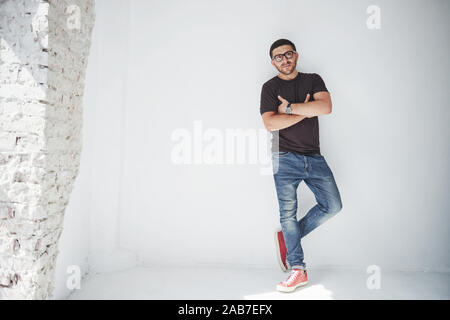 Junge hipster Kerl Brille glücklich lachend isoliert auf weißem Hintergrund Stockfoto