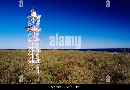 Leuchtturm automatisiert, solar-powered (Sonnenkollektoren sichtbar), 34 m hohe Turm bietet einen freien Blick auf das Licht, vom alten Leuchtturm fotografiert. L Stockfoto