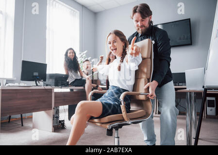 Eine Gruppe von Geschäftsleuten Feiern, Spaß haben, im Büro. Stockfoto
