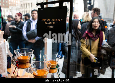 Chicago, USA. 25 Nov, 2019. Kunden warten im neuen Starbucks finden Rösterei auf der Michigan Avenue in Chicago, USA, November 25, 2019. Das Starbucks finden Rösterei auf der Michigan Avenue in Chicago ist geöffnet vom 15. November. Quelle: Joel Lerner/Xinhua/Alamy leben Nachrichten Stockfoto