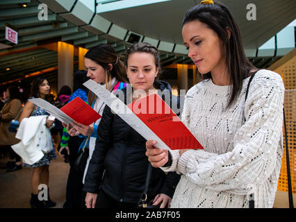 Chicago, USA. 25 Nov, 2019. Kunden schauen in ein Menü beim Warten auf Service im neuen Starbucks finden Rösterei auf der Michigan Avenue in Chicago, USA, November 25, 2019. Das Starbucks finden Rösterei auf der Michigan Avenue in Chicago ist geöffnet vom 15. November. Quelle: Joel Lerner/Xinhua/Alamy leben Nachrichten Stockfoto