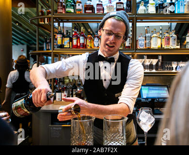 Chicago, USA. 25 Nov, 2019. Ein Barkeeper mixt einen Drink an der neuen Starbucks finden Rösterei auf der Michigan Avenue in Chicago, USA, November 25, 2019. Das Starbucks finden Rösterei auf der Michigan Avenue in Chicago ist geöffnet vom 15. November. Quelle: Joel Lerner/Xinhua/Alamy leben Nachrichten Stockfoto