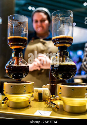 Chicago, USA. 25 Nov, 2019. Ein Mitarbeiter wartet auf Siphon gebrühten Kaffee im neuen Starbucks finden Rösterei auf der Michigan Avenue in Chicago, USA, November 25, 2019 zu beenden. Das Starbucks finden Rösterei auf der Michigan Avenue in Chicago ist geöffnet vom 15. November. Quelle: Joel Lerner/Xinhua/Alamy leben Nachrichten Stockfoto