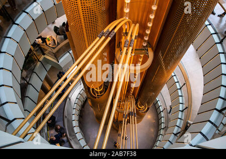 Chicago, USA. 25 Nov, 2019. Foto an November 25, 2019 zeigt das Interieur Szene des neuen Starbucks finden Rösterei auf der Michigan Avenue in Chicago, USA. Das Starbucks finden Rösterei auf der Michigan Avenue in Chicago ist geöffnet vom 15. November. Quelle: Joel Lerner/Xinhua/Alamy leben Nachrichten Stockfoto