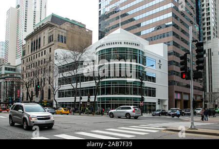 Chicago, USA. 25 Nov, 2019. Die neuen Starbucks finden Rösterei auf der Michigan Avenue in Chicago gesehen, die Vereinigten Staaten, an November 25, 2019. Das Starbucks finden Rösterei auf der Michigan Avenue in Chicago ist geöffnet vom 15. November. Quelle: Joel Lerner/Xinhua/Alamy leben Nachrichten Stockfoto