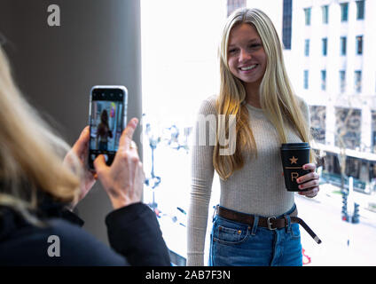 Chicago, USA. 25 Nov, 2019. Ein Kunde stellt für ein Foto am neuen Starbucks finden Rösterei auf der Michigan Avenue in Chicago, USA, November 25, 2019. Das Starbucks finden Rösterei auf der Michigan Avenue in Chicago ist geöffnet vom 15. November. Quelle: Joel Lerner/Xinhua/Alamy leben Nachrichten Stockfoto