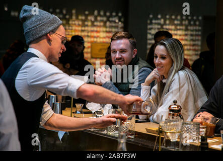 Chicago, USA. 25 Nov, 2019. Ein Barkeeper mixt einen Drink an der neuen Starbucks finden Rösterei auf der Michigan Avenue in Chicago, USA, November 25, 2019. Das Starbucks finden Rösterei auf der Michigan Avenue in Chicago ist geöffnet vom 15. November. Quelle: Joel Lerner/Xinhua/Alamy leben Nachrichten Stockfoto