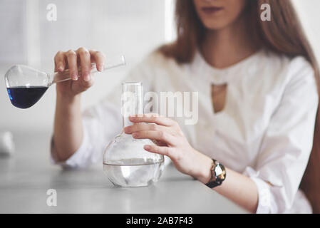 Experimente im chemischen Labor. Das Experiment wurde in einem Labor in transparenten Flaschen durchgeführt Stockfoto