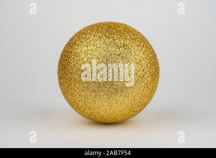 Makro Foto von einem golden christmas ball, christbaumkugel. Glittery gold Textur. Nahaufnahme Foto. Stockfoto