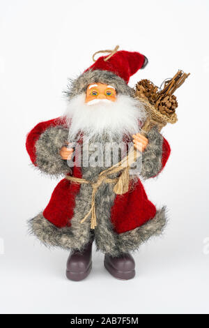 Porträt eines realistischen Weihnachtsmann. Warme winter Pelzmantel, Rot und Grau. Großen weißen Bart. Goldene Brille. Auf weissem Hintergrund. Stockfoto