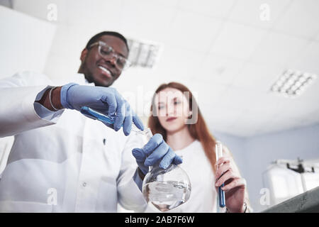 Experimente im chemischen Labor. Das Experiment wurde in einem Labor in transparenten Flaschen durchgeführt Stockfoto