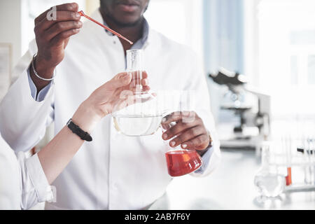 Experimente im chemischen Labor. Das Experiment wurde in einem Labor in transparenten Flaschen durchgeführt Stockfoto