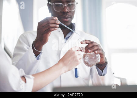 Experimente im chemischen Labor. Das Experiment wurde in einem Labor in transparenten Flaschen durchgeführt Stockfoto