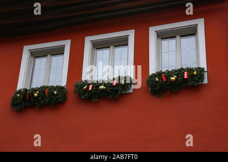 Dekoration von Windows aus Fichte Äste und Spielzeug für Weihnachten Stockfoto