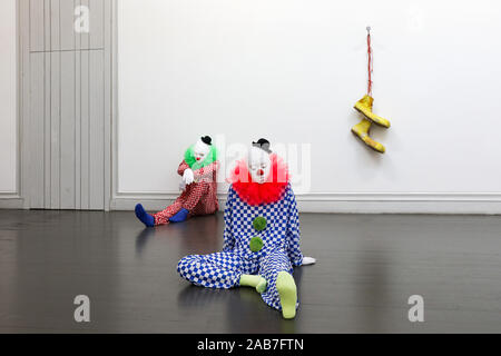 Hyper-realistische clown Skulpturen an "Jeder wird leichter" oder Wortschatz der Einsamkeit' Kunst Ausstellung von Ugo Roninone in Helsinki, Finnland Stockfoto