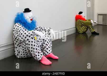 Hyper-realistische Skulpturen Clowns an "Jeder leichter' oder 'Wortschatz der Einsamkeit' Kunst Ausstellung in Helsinki, Finnland Stockfoto