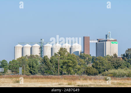 THEUNISSEN, SÜDAFRIKA - 24. MAI 2019: Getreidesilos in Theunissen in der Provinz Stockfoto