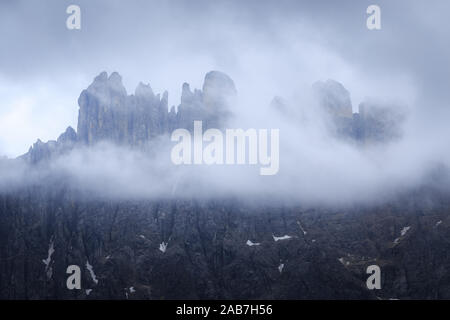 Berg, der sich hinter den Wolken und Nebel auf der Hochebene in den Dolomiten, Südtirol, Italien Stockfoto