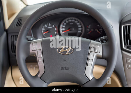 Russland, Izhevsk - Oktober 30, 2019: Hyundai Showroom. Lenkrad mit Hilfe der Bedienelemente der neuen H-1 minivan. Die modernen Verkehrsmittel. Stockfoto