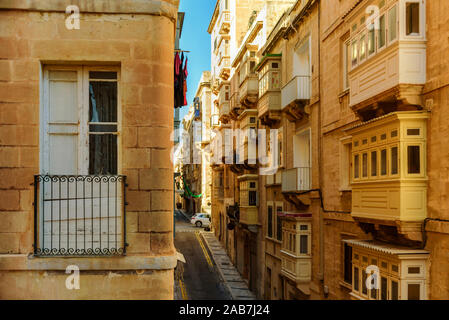 Bunte alte traditionelle maltesische Balkone in Valletta. Straße an einem sonnigen Tag Stockfoto