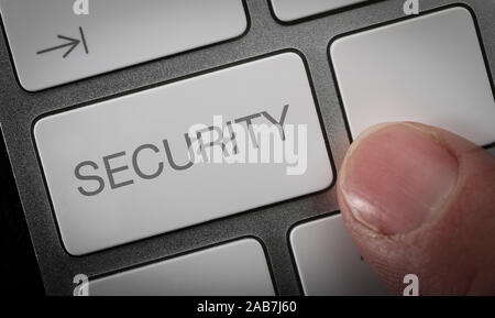Ein Mann durch Drücken einer Taste auf einer Computertastatur mit dem Wort Sicherheit. Internet Security Konzept Bild. Stockfoto