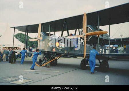 Vickers Vimy Replik auf der Farnborough International Airshow 1994, Farnborough, Großbritannien Stockfoto